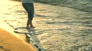 剪影女孩站在海边，海浪拍打着她的脚